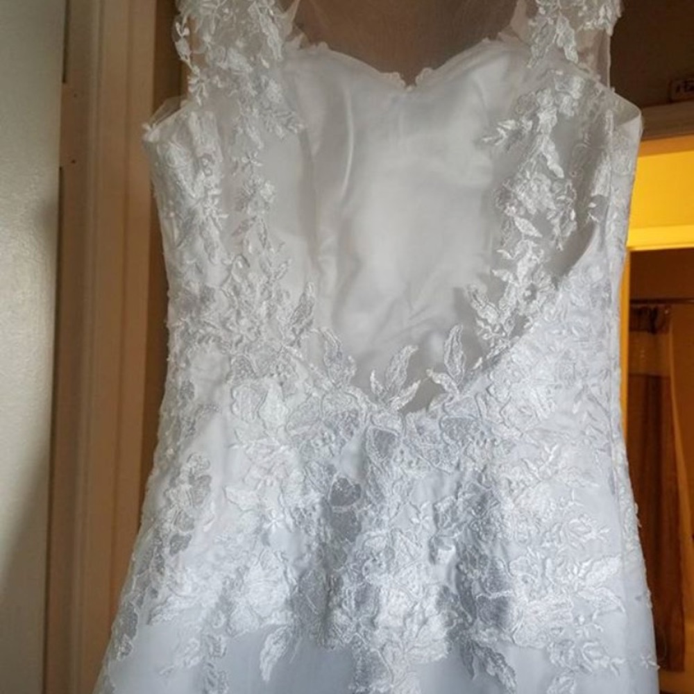 Wedding dress - Picture 2 of 6